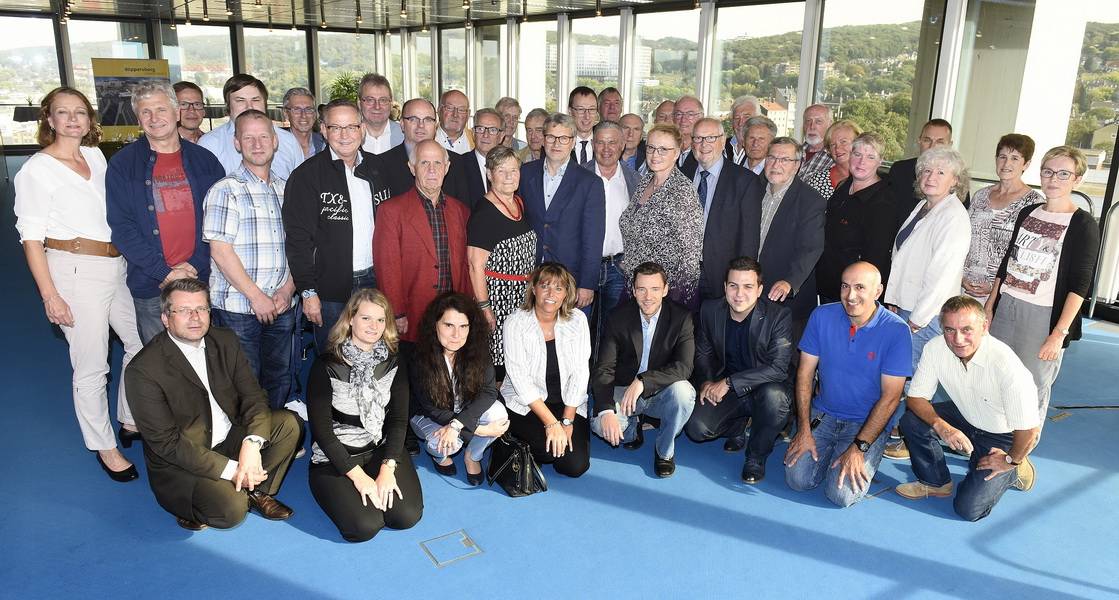  Die Vertreter der 31 Sportvereine mit Axel Jütz in der 19. Etage des Sparkassenturms. 