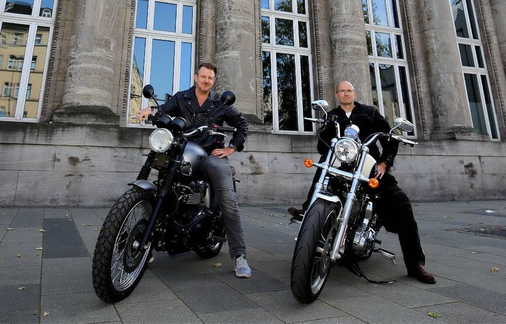  Die Maschinen sind nicht nur Deko: Für Tim Wiedenstritt (Barmer Bahnhof) und Rundschau-Geschäftsführer Lutz Rensch (re.) ist harter Rock eine echte Leidenschaft. Jetzt sitzen sie für ein wirklich cooles Partyformat gemeinsam im Sattel. 