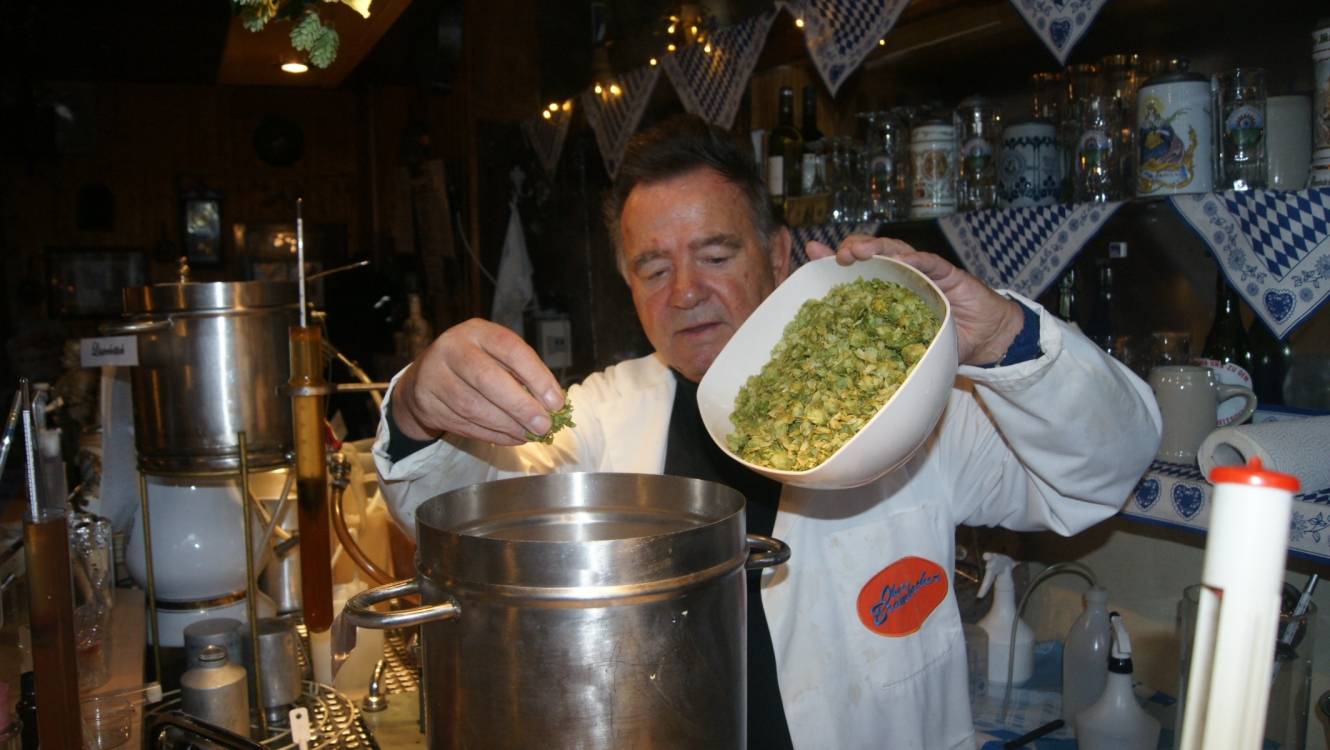  Wenn die „Perle“ zum Einsatz kommt: Mit echtem Unterbarmer Hopfen braut Udo Kirschbaum sein Starkbier „Wuppdinator“. 