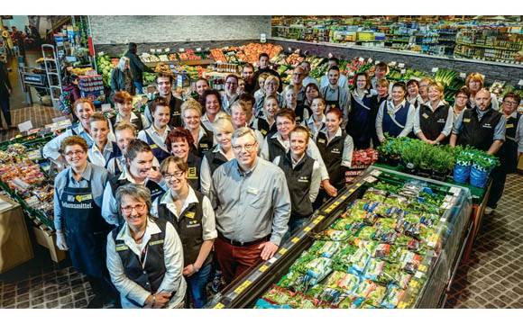  Authentizität statt Statisten: Markus Billstein und seine 120 Mitarbeiter spielen in dem Spot mit.  