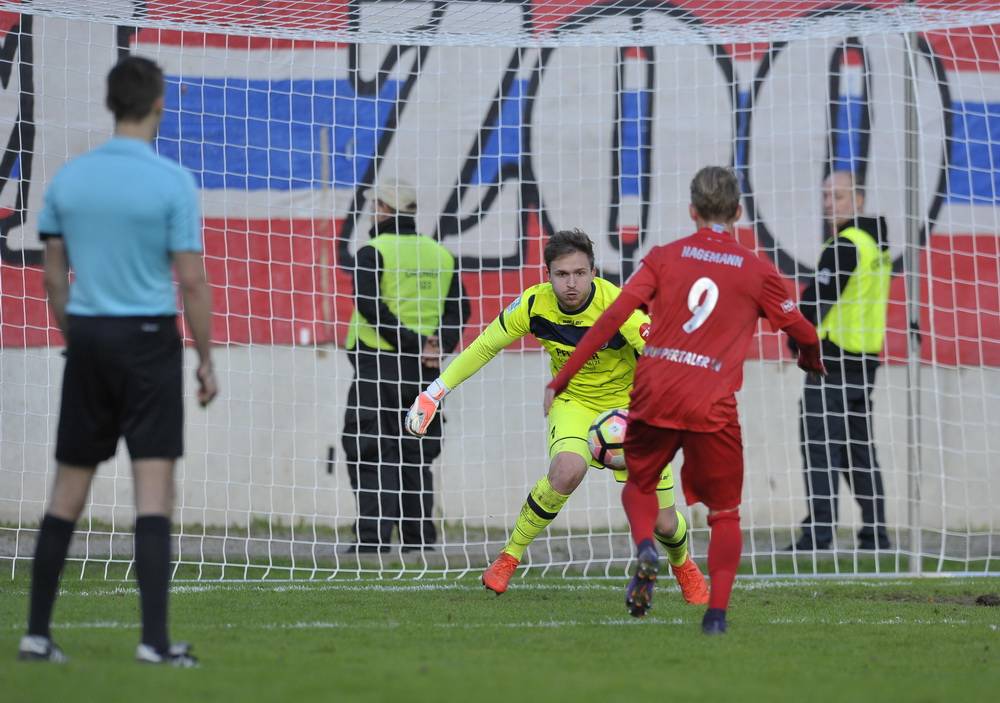  Eine der dicksten Chancen, die der WSV Samstag liegen ließ: Kevin Hagemann scheitert beim Nachschuss nach Gaetano Mannos vergebenem Elfmeter frei vor SC-Torwart Hölscher. 