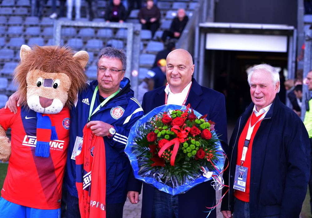 Vorstandsvorsitzender Alexander Eichner (2.v.re.) wurde vor der Partie vom Vorwaltungsratsvorsitzenden Thomas Lenz (2.v.li.) und Peter Pelke (re.) verabschiedet.