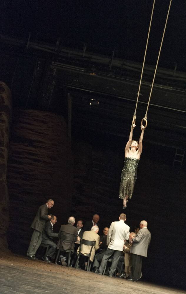  Mit „Viktor“ begeisterte das Wuppertaler Tanztheater in Paris: Hier schwingt Helena Picon an den Ringen ... 