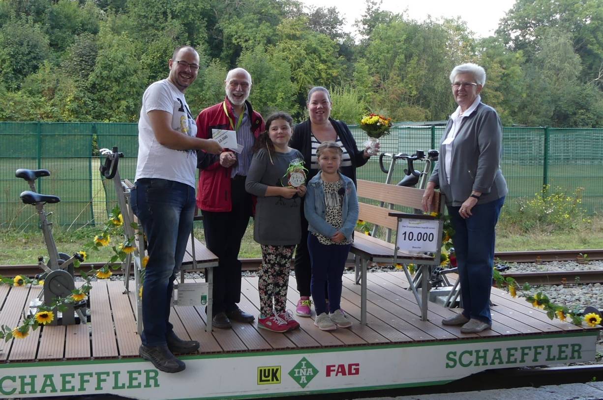  Rolf Dellenbusch von der Wuppertalbewegung (Zweiter von links) und Monika Reusch (rechts) in Aktion. 