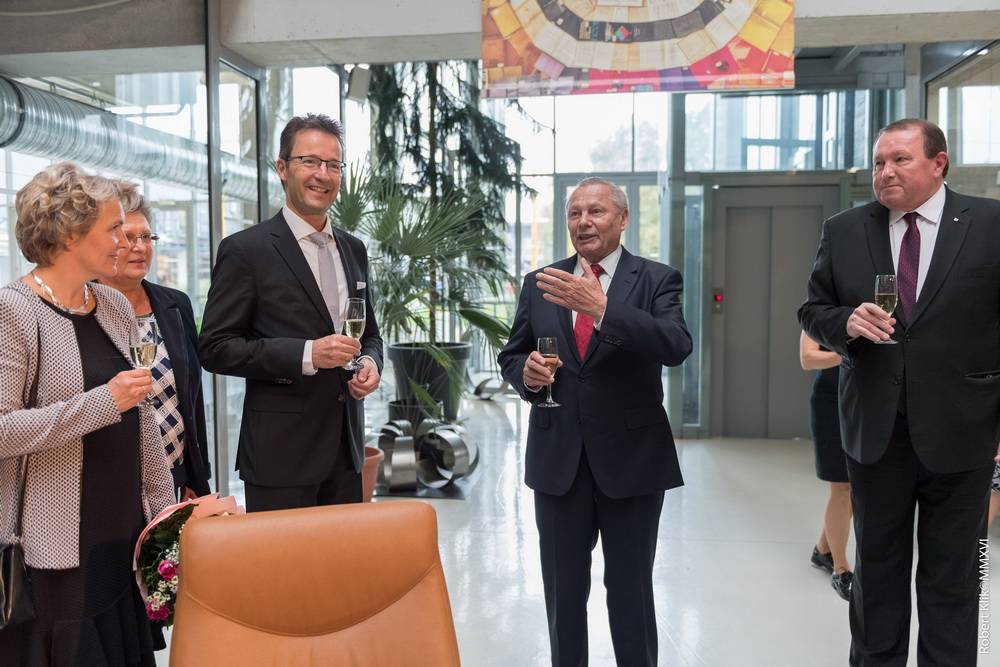  Auch Dr.-Ing. E.h. Rudolf Schuster (rechts), ehemaliger Staatspräsident der Slowakei und Ehrendoktor der Bergischen Universität, war bei der Ehrung von Uni-Rektor Prof. Koch in Košice dabei. 
