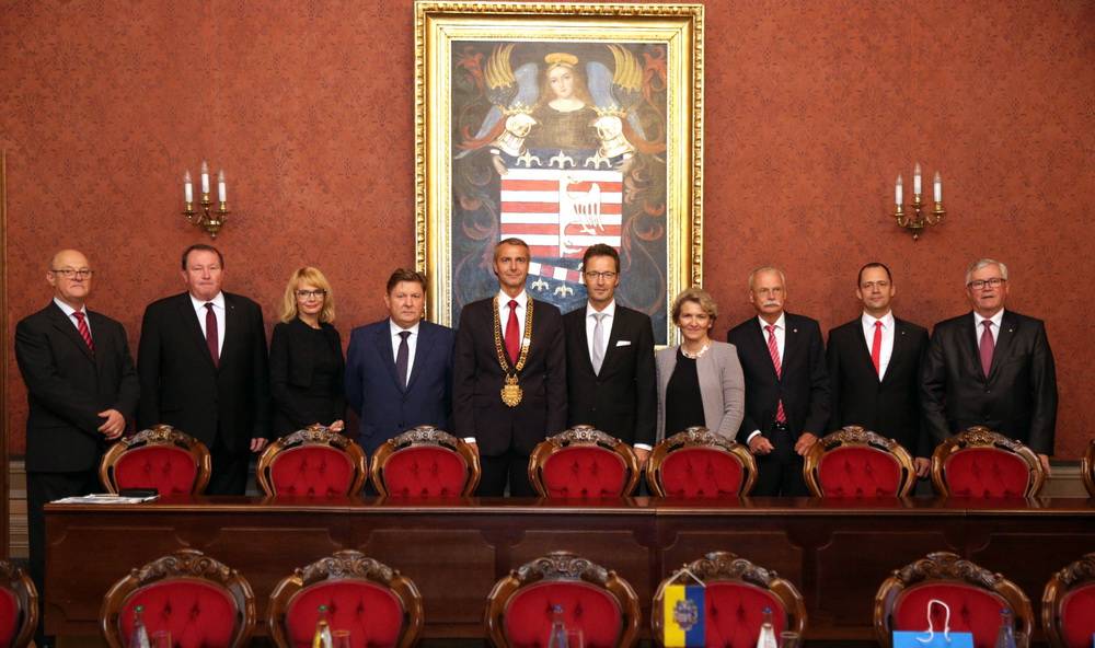  Im Historischen Rathaus (v.l.): Prof. Dr. Juraj Banský (deutscher Honorarkonsul in Košice), Prof. Stanislav Kmet (Rektor der TU Košice), Renáta Lenártová (PhD., Stellvertretende Bürgermeisterin Košice), Zdenko Trebula (Präsident des Selbstverwaltungsbezirks Košice), Dr. Richard Raši (Oberbürgermeister Košice), Uni-Rektor Prof. Dr. Dr. h.c. Lambert T. Koch, Carola Koch, Prof. Dr. h.c. Prof. Dr. Ernst-Andreas Ziegler, Doc. Ing. Michal Šoltés (PhD., Dekan der Wirtschaftswissenschaftlichen Fakultät der TU Košice) und Prof. Dr.-Ing. Dr. h.c. mult. Juraj Sinay (Präsident des slowakischen Automobilverbandes).  