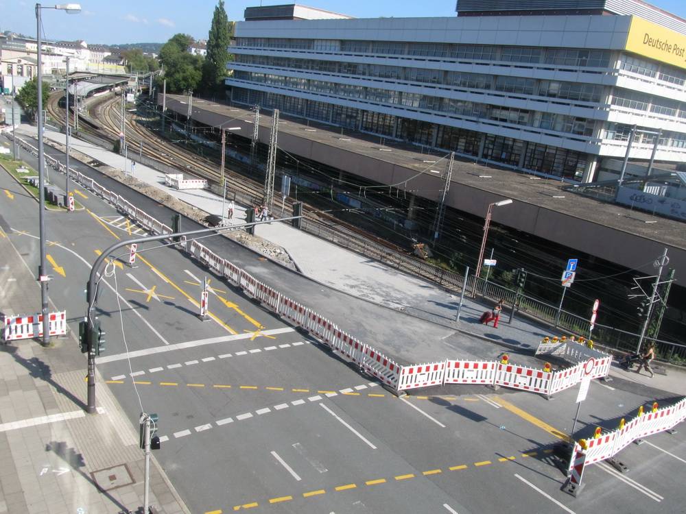 Hauptbahnhof: Neuer Gehweg und Taxi-Plätze