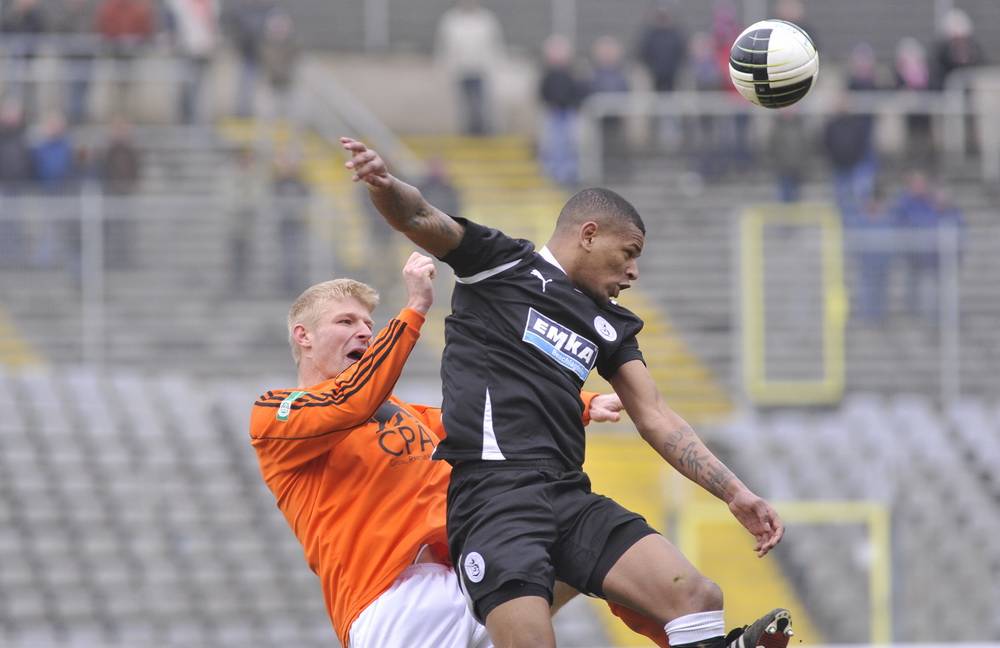 Daniel Keita-Ruel (re.) im März 2011 im WSV-Trikot beim Spiel gegen die Sportfreunde Lotte mit André Wiwerink.