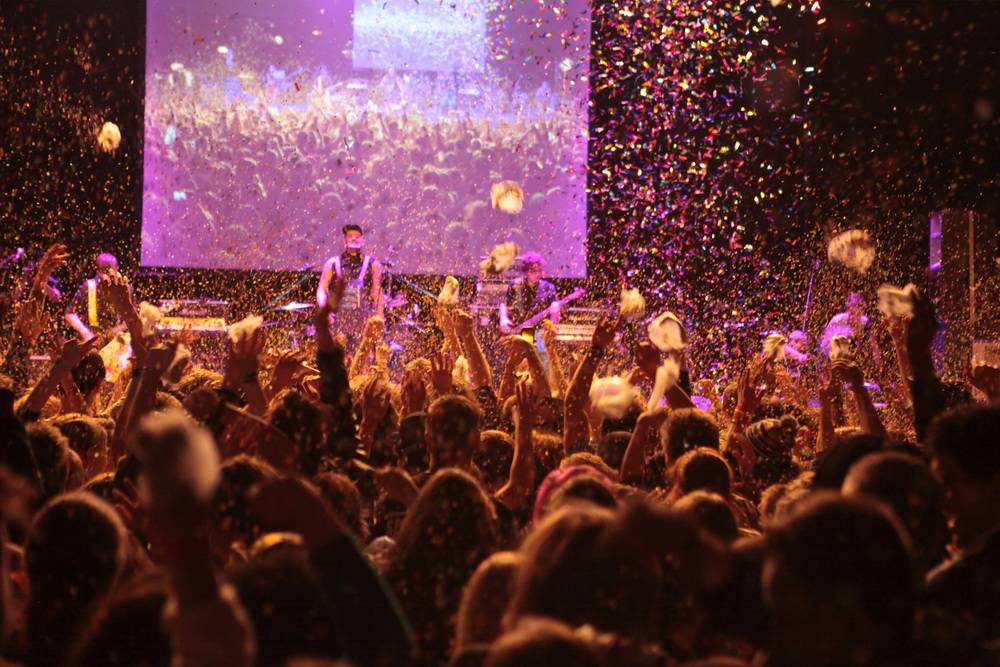  Stimmung pur: "Dickes Gebäude" im Konfettiregen. 