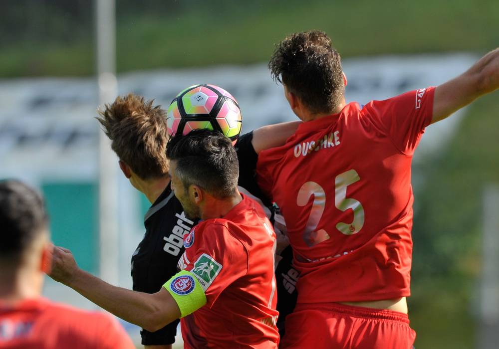  Gaetano Manno und Tristan Duschke beim Kopfball. 