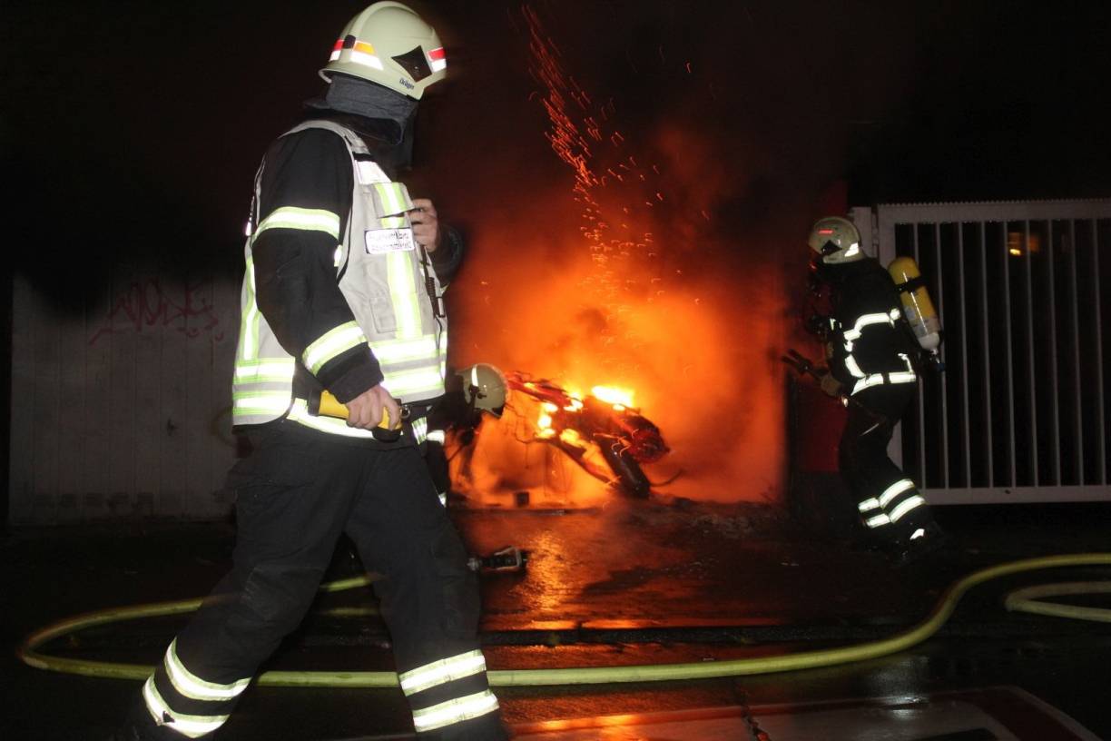 Flammen schlugen aus Garagen
