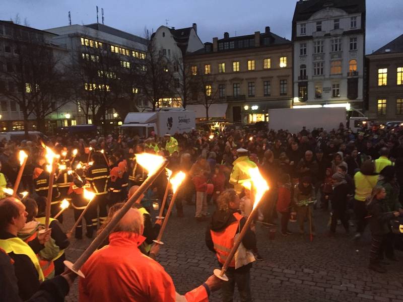 Tausende Menschen, 1.400 Weckmänner