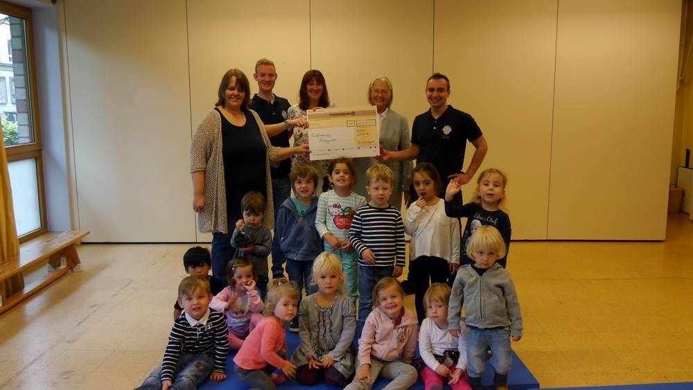  Die offizielle Scheckübergabe. 