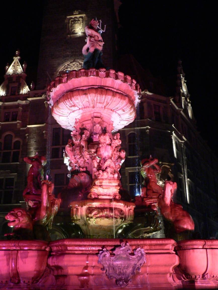 Neptunbrunnen leuchtet pink für Mädchenrechte