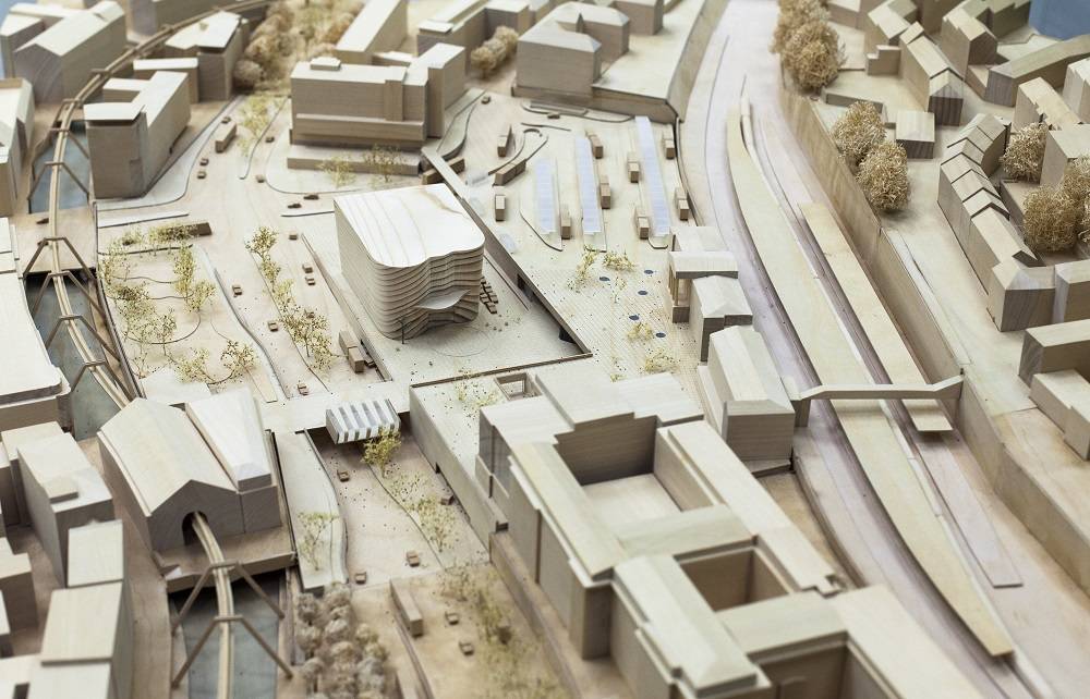  Da steht es in Holz gemeißelt in der Platzmitte des Döppersberg-Modells und bald auch in Wirklichkeit — das Primark-Gebäude im Maßstab 1:500. 