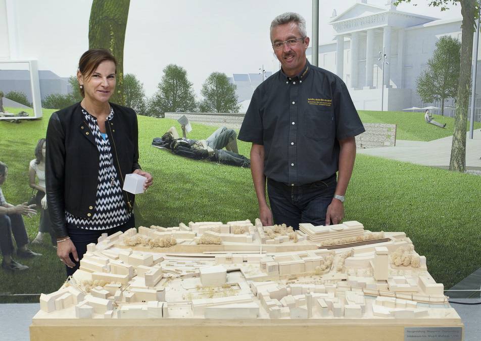  Andreas Hölschen vom Modelleisenbahn-Club Wuppertal baute das Primark-Modell und Anke Vaupel vom städtischen Öffentlichkeits-Team freut sich über das nun fertiggestellte Döppersberg-Modell.  