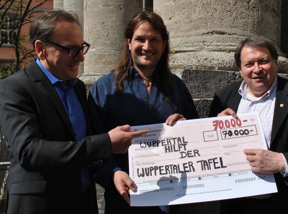  Scheckübergabe vor dem Rathaus (v.li.): OB Andreas Mucke, Stefan Mageney ("Wuppertal hilft!") und Wolfgang Nielsen von der Wuppertaler Tafel. 