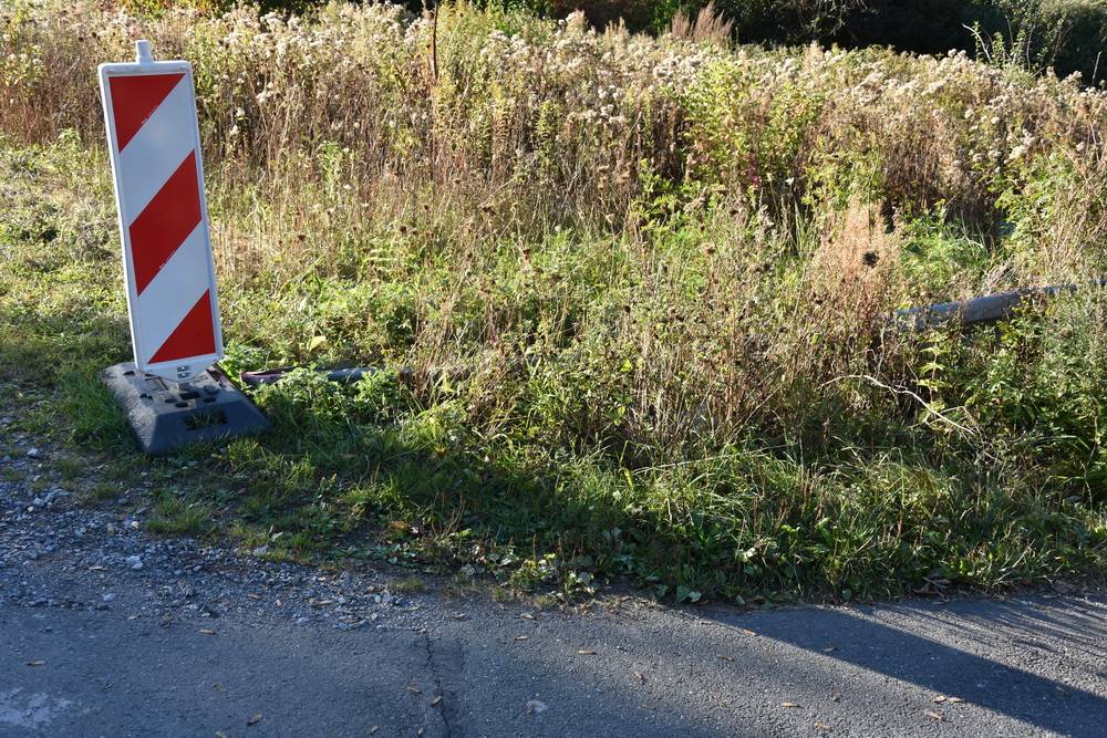  Das gefährliche Schluss-Stück einer ehemaligen Begrenzung ragt kaum sichtbar aus einer Grasfläche. Zur Warnung hat die Stadt jetzt eine Bake aufgestellt — verpflichtet wäre sie dazu nicht. 