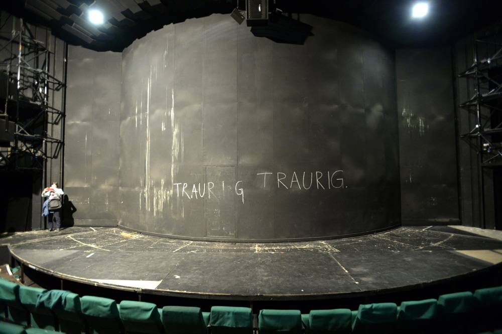  „Traurig, traurig“ hat jemand auf den eisernen Vorhang gemalt. Wie wahr ... 