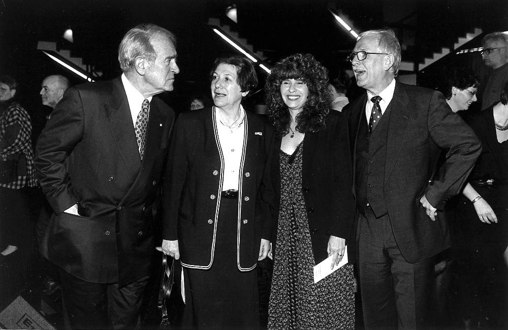  Lang, lang ist's her: Drei Wuppertaler und die bekannteste Schriftstellerin Nicaraguas - Johannes Rau, Ursula Kraus, Gioconda Belli und Hermann Schulz beim 30. Verlagsjubiläum 1996 im Schauspielhaus.  