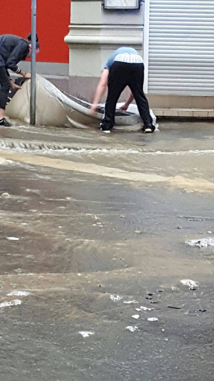  Über die Straßen laufen große Wassermengen. 