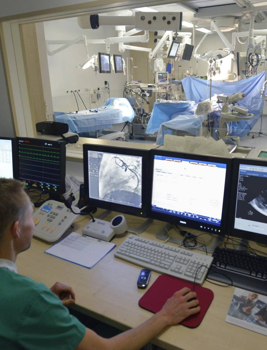  Im Hybrid-Operationssaal kümmern sich Kardiologen und Herzchirurgen im Rahmen von aufwändigen Eingriffen gemeinsam um den Patienten. 