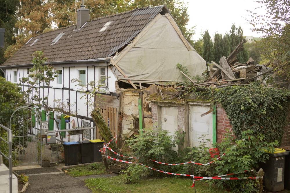 Die Hausruine in Vorderdohr gehört dem Land Hessen. Links das Fachwerkhaus von Wolfgang Wilbert. Der Giebel wurde notdürftig abgesichert. 
