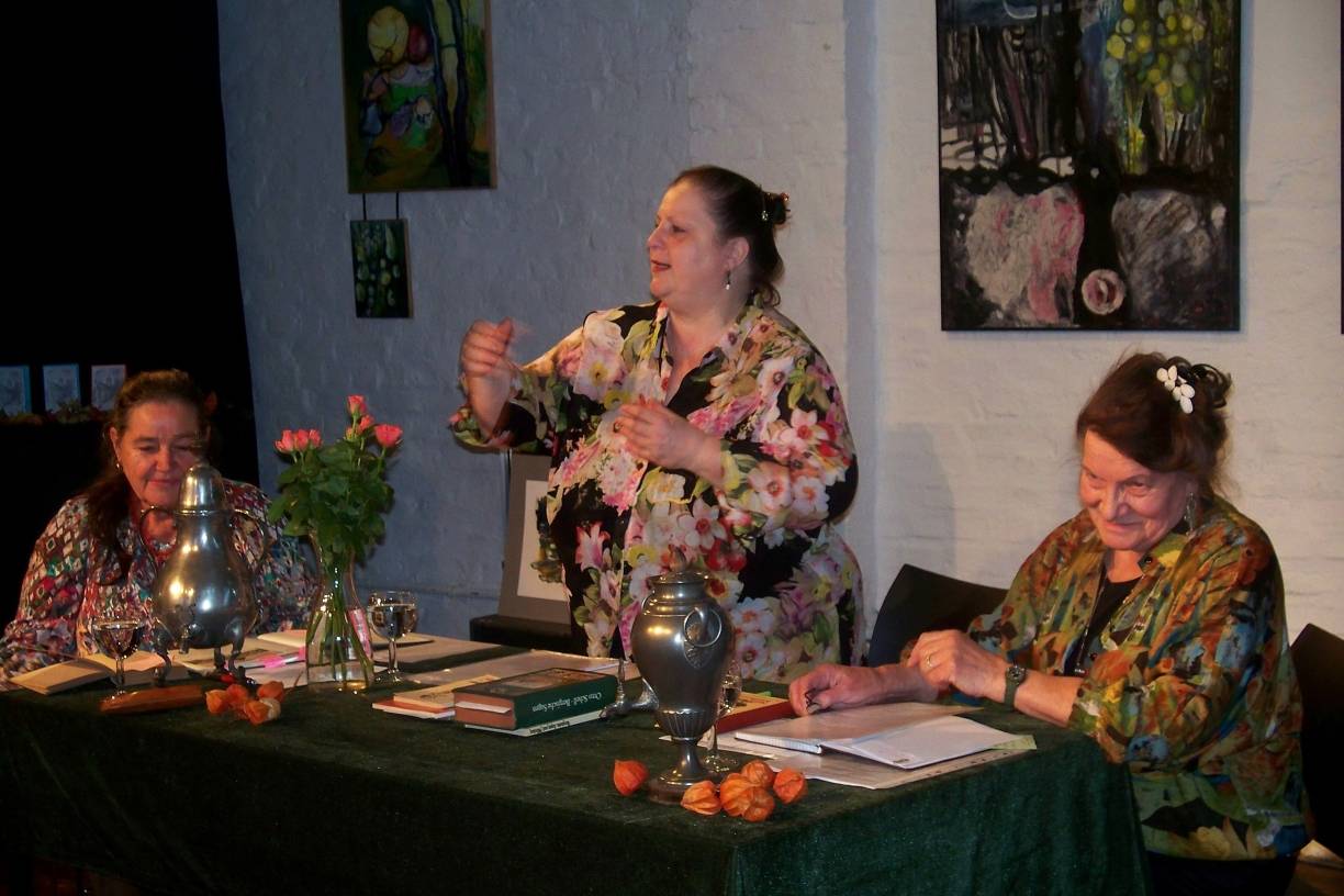  Ulla Krah (Mitte), Hiltrud Meusel (rechts) und Christel Piasecki sorgten für eine witzige regionale Literaturstunde. 