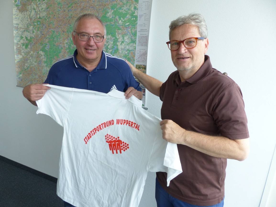  Peter Frese (li.) fliegt als Präsident des Deutschen Judo-Bundes nach Rio — und ist dabei zur Freude von Stadtsportbund-Geschäftsführer Volkmar Schwarz (re.) auch ein bisschen Wuppertal-Botschafter. 