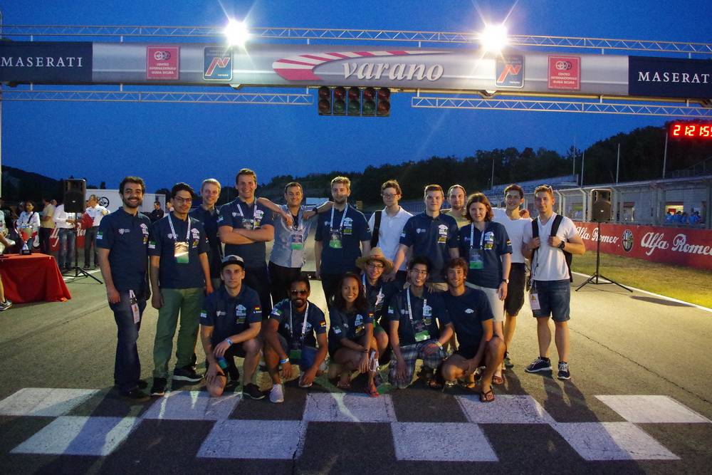  Das Rennteam beim Formula Student-Wettbewerb im italienischen Varano de Melegari. 