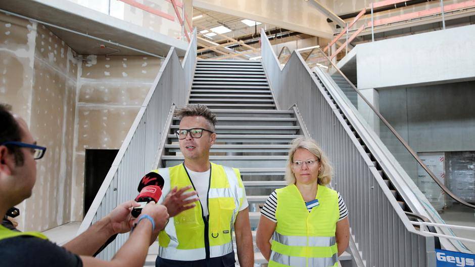 Der Zugang zur ersten Etage, wo der Ikea-Rundgang für Kunden beginnt. Links unterhalb...