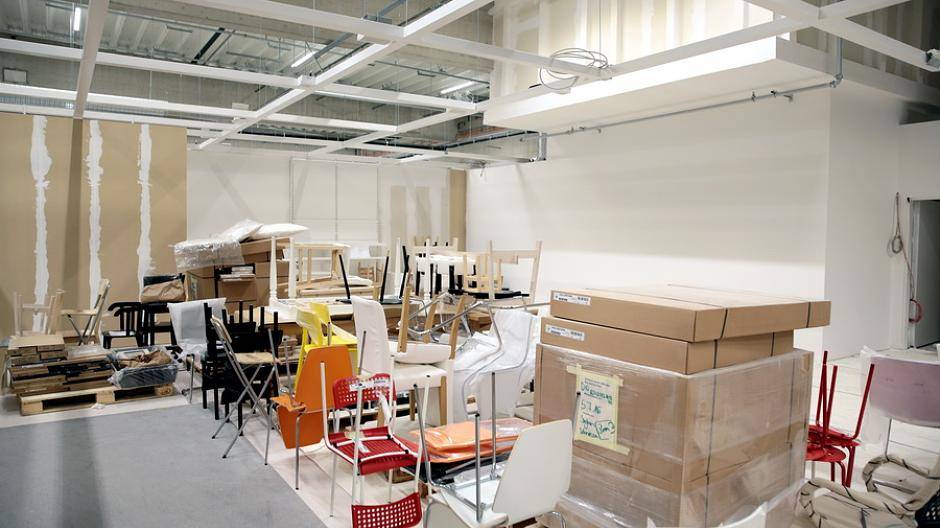 Es ist schon jede Menge Ware da, aus der jetzt beispielhafte Wohnwelten zusammengesetzt...