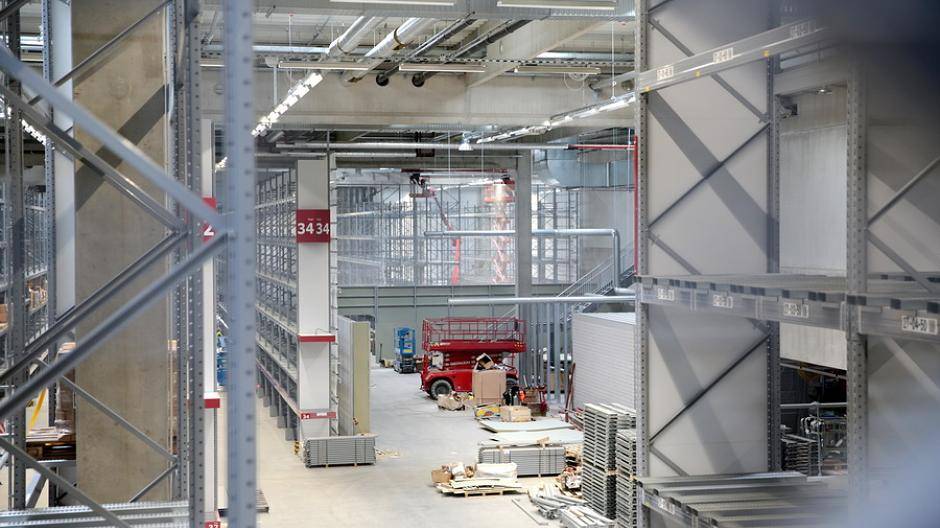 Der Blick auf die SB-Halle mit eindrucksvollen Hochregalen. Die Nummern hängen...