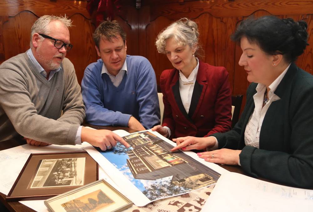  André Harder und Lars Schröder vom Immobilienkontor Wuppertal und die Hausbesitzerinnen Brigitte Hamburger und Doris Grulke (v. li.) freuen sich auf das Projekt in der Hauptstraße. 