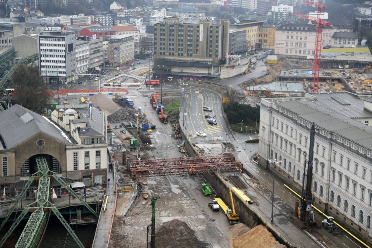 Über die Brücke zum Bahnhof