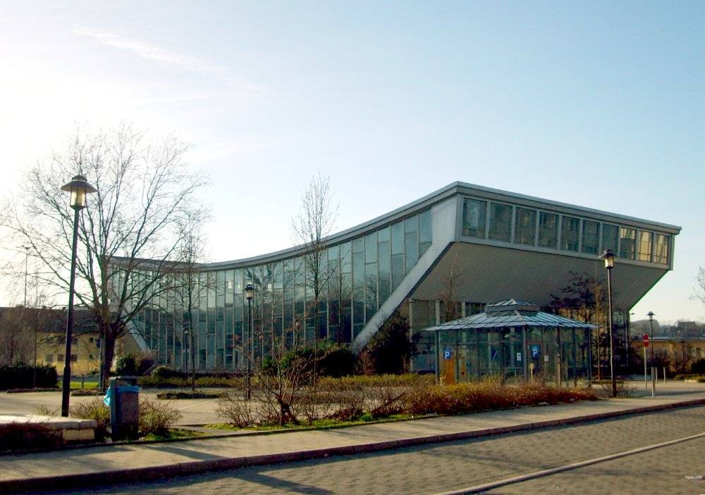  Die Schwimmoper auf dem Johannisberg. 