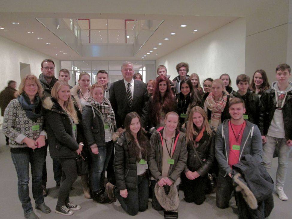  Gruppenbild mit dem Bundestags-Vizepräsidenten. 