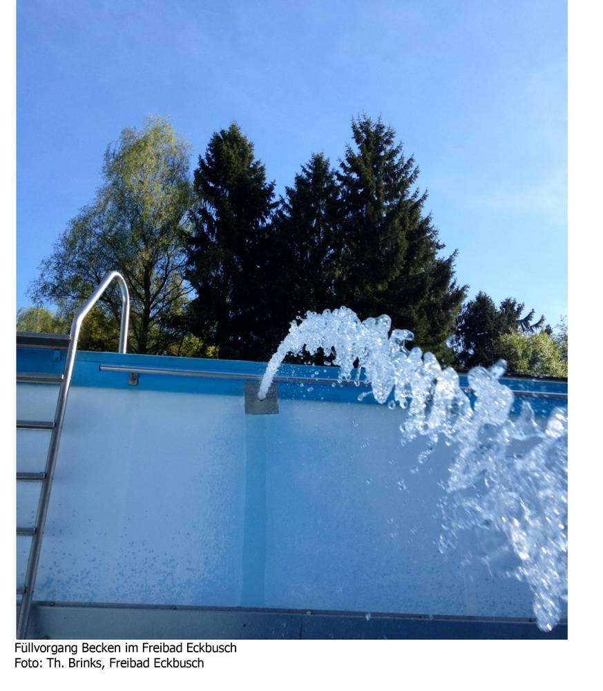  Das Wasser sprudelt ins Becken des Freibades am Eckbusch. 