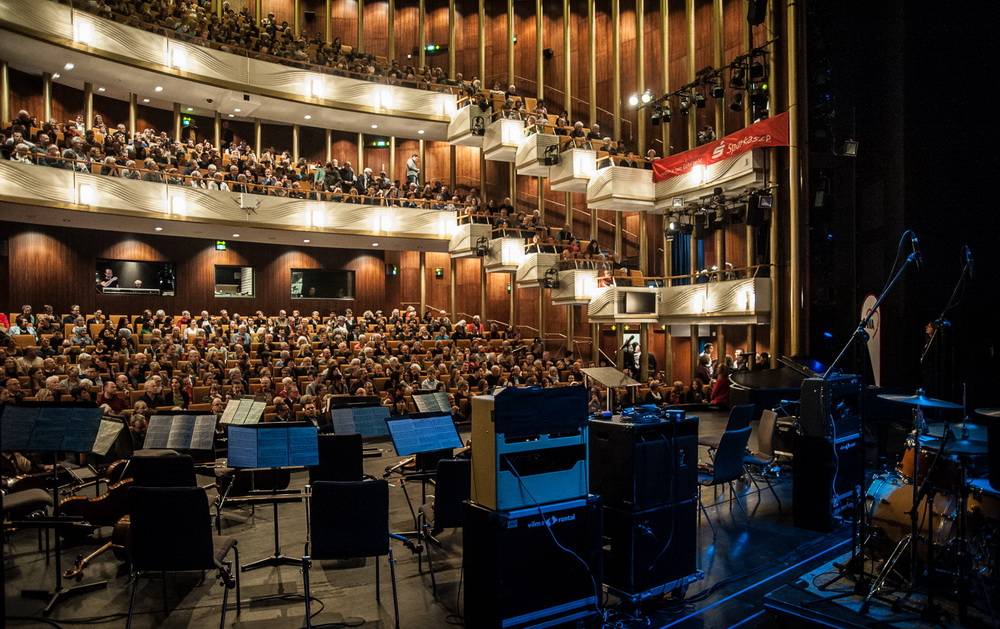  Das Opernhaus war bis auf den letzten Platz gefüllt. 