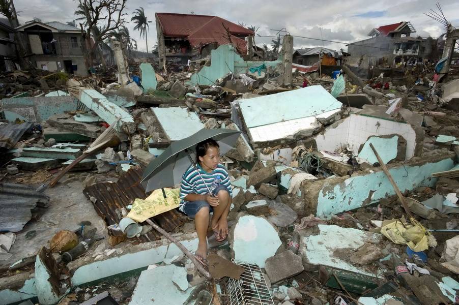  Die 30-jährige Shara Jean B. Pedano sitzt auf den Trümmern dessen, was einmal ihr Haus war. Ihre drei Kinder sind durch „Haiyan“ ums Leben gekommen. 