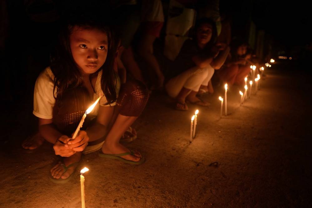 Zum Jahrestag von "Haiyan" 2014 hat man der Toten mit 30.000 Kerzen gedacht. 