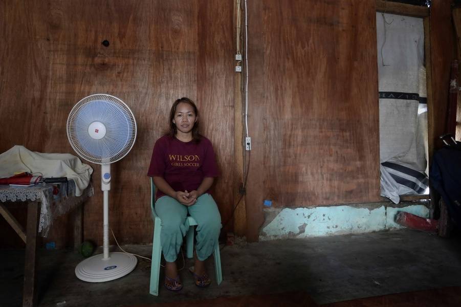  An gleicher Stelle sitzt Shara Jean B. Pedano ein Jahr später. Nur die Reste der türkisfarbenen Mauer lassen das erahnen.  
