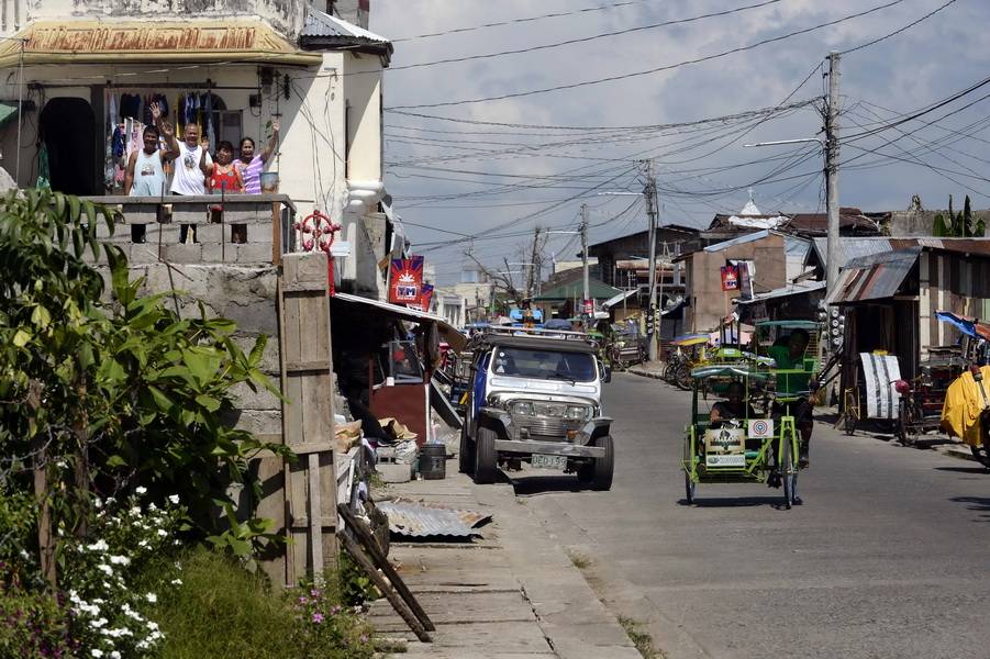  Als Jens Grossman ein Jahr später das Haus wieder aufsucht und der Familie das Foto vom vergangenen Jahr zeigt, können sie sich nicht daran erinnern. Die Trümmer sind weggeräumt, große Teile des Hauses wieder aufgebaut. Aber verarbeitet sind die Schrecken des Taifuns noch lange nicht. 