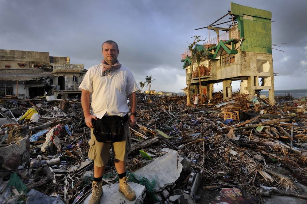  Jens Grossmann (43) 2013 im Katastrophengebiet. Euin Jahr später später kehrte er noch einmal zurück und hielt im Bild fest, was sich in Tacloban zwölf Monaten nach dem Super-Taifun verändert hat. Das regte ihn zu einer Vorher-Nachher-Serie an. Wer sich für weitere Arbeiten des Diplom-Designers interessiert, sei die Homepage www.jens-grossmann.de empfohlen. 