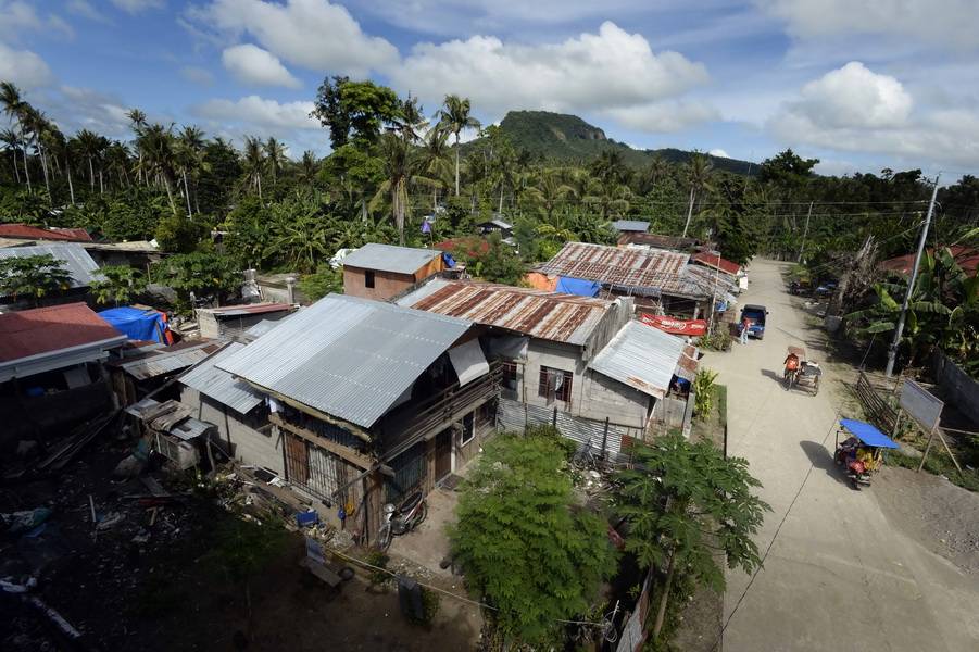  Innerhalb von einem Jahr hat sich viel getan. Viele Hütten haben die Menschen wieder aufgebaut. Stabil sind sie allerdings nicht. Einem neuen Taifun würden sie wohl nicht standhalten. 