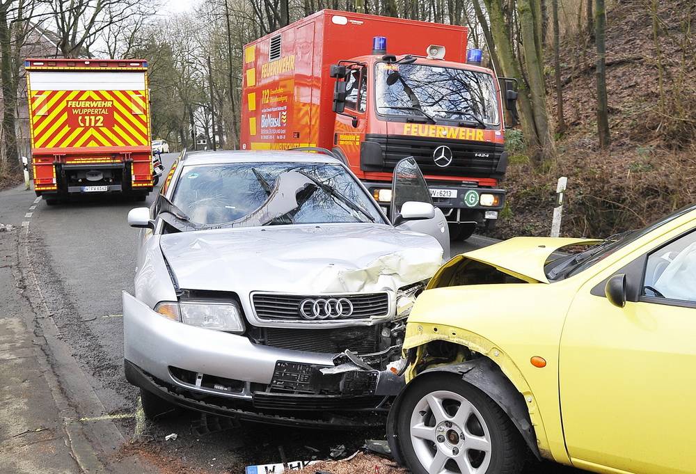 Mit großer Wucht stießen die Wagen zusammen. 