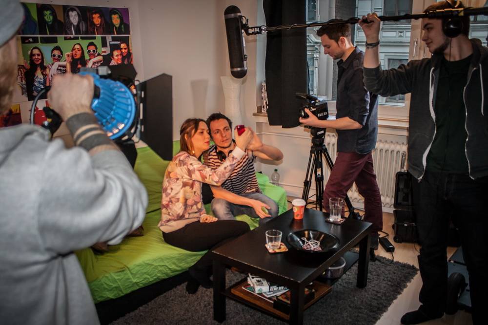  Pia Slomczyk und Marcel Becker-Neu machen ein Selfie. Allerdings nicht privat im Wohnzimmer, sondern im Filmset zum 99-Sekunden-Film "Vivi und Denny". 