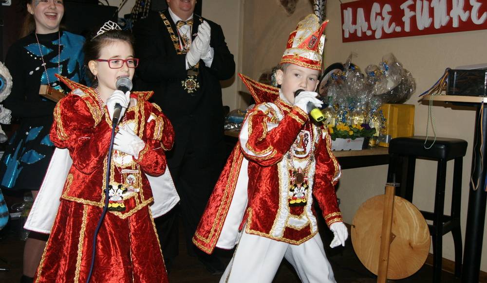  Erobern die Herzen der Karnevalisten mit ihren schwungvollen Auftritten: Hannah I. und Finn I., hier bei einer Veranstaltung der Ka.Ge Funken Blau-Gold. 