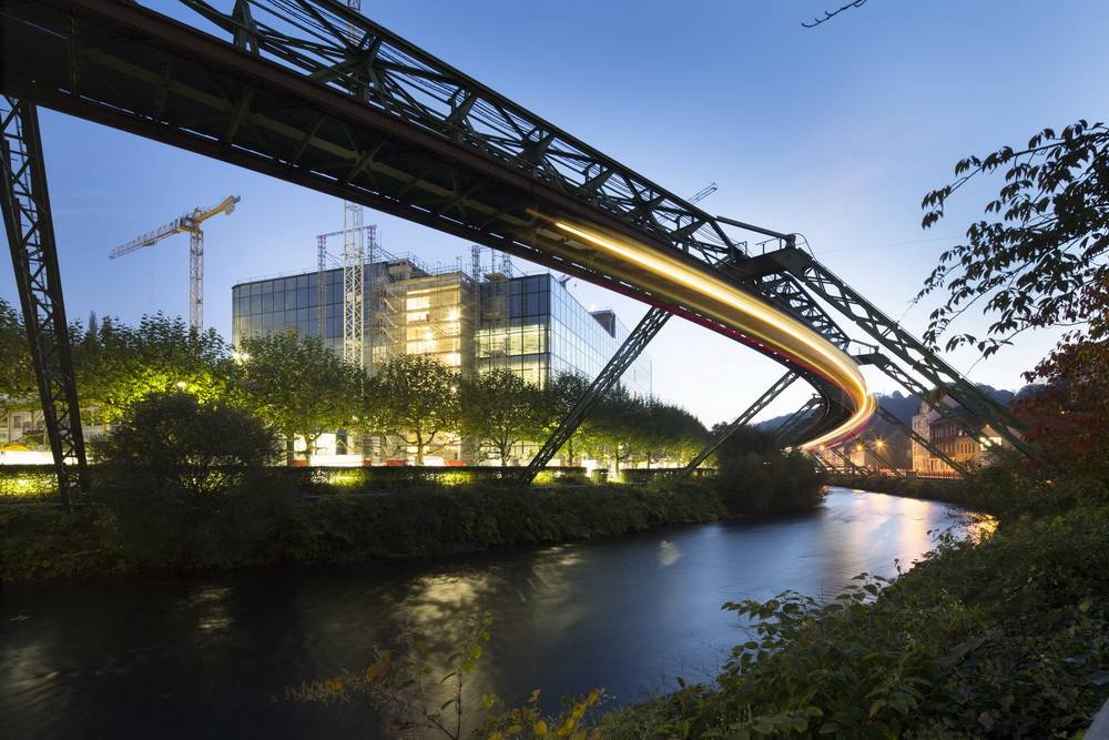  Das mächtige neue Faktor VIII-Gebäude am Wupperufer nimmt immer mehr Gestalt an — als erstes im Rahmen der Investitions-Offensive von Bayer in Wuppertal. 