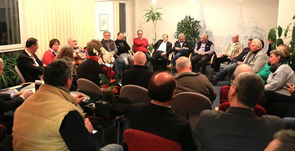  Eine große Runde im Cronenberger Trau-Saal. Am Ende ging man auch hier mit „nur“ einem Versprechen nach Hause. 